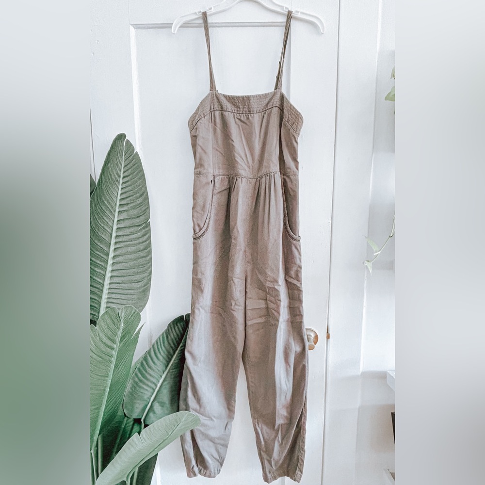 Urban outfitters // Gray jump suit